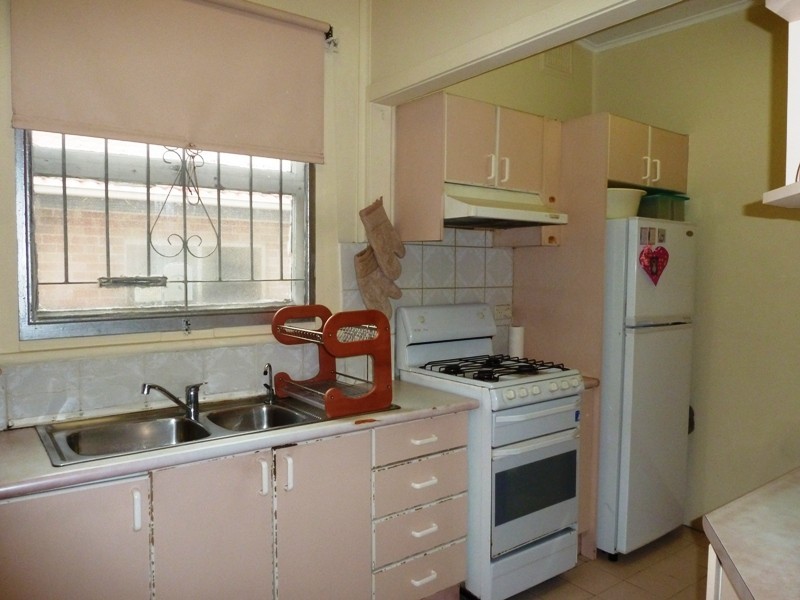 8 DOWNES ST, Belfield NSW 2191