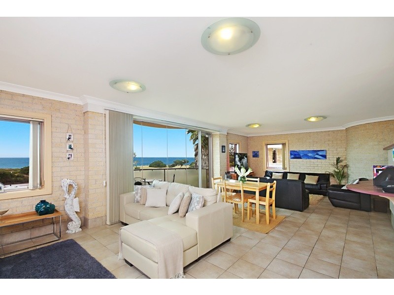 1/77 Carrington Parade, Curl Curl NSW 2096