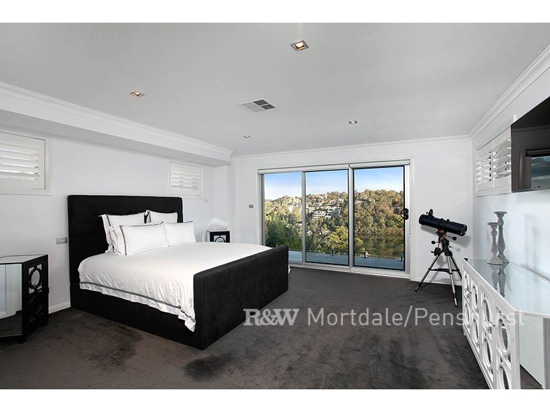 2 Tea Tree Place, Lugarno NSW 2210