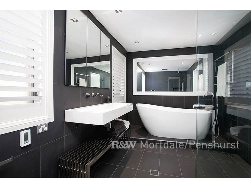 2 Tea Tree Place, Lugarno NSW 2210