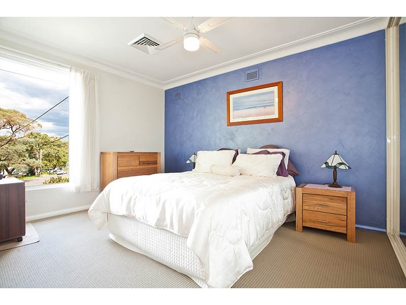 92 Boronia Parade, Lugarno NSW 2210