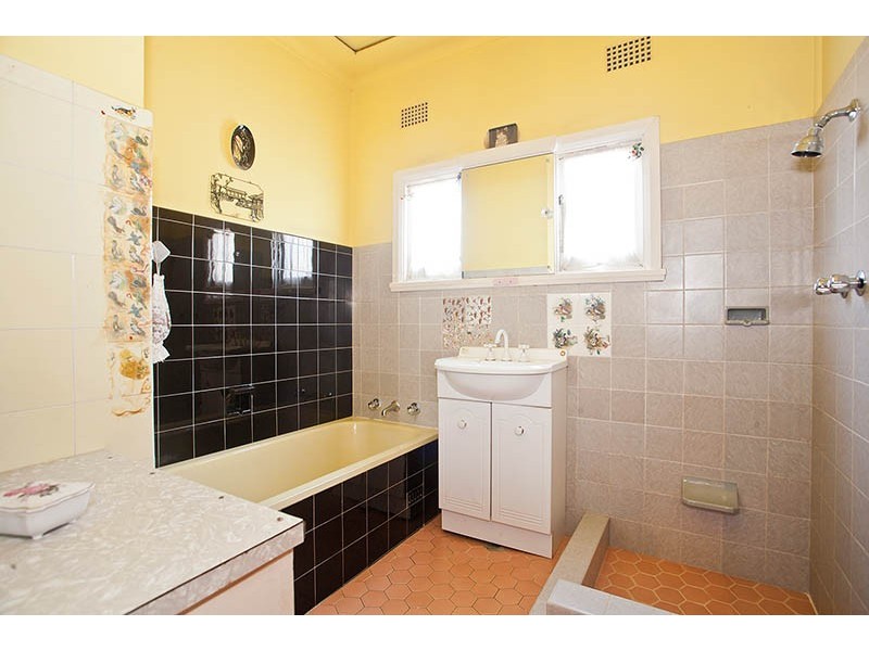 15 Stephenson St, Roselands NSW 2196