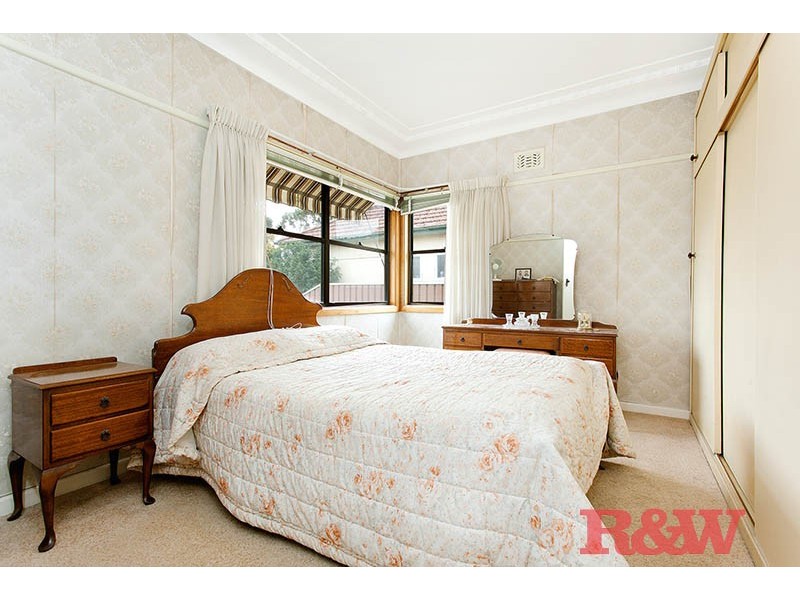 11 Beaconsfield Road, Mortdale NSW 2223