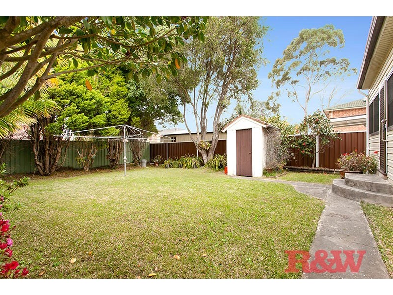 11 Beaconsfield Road, Mortdale NSW 2223