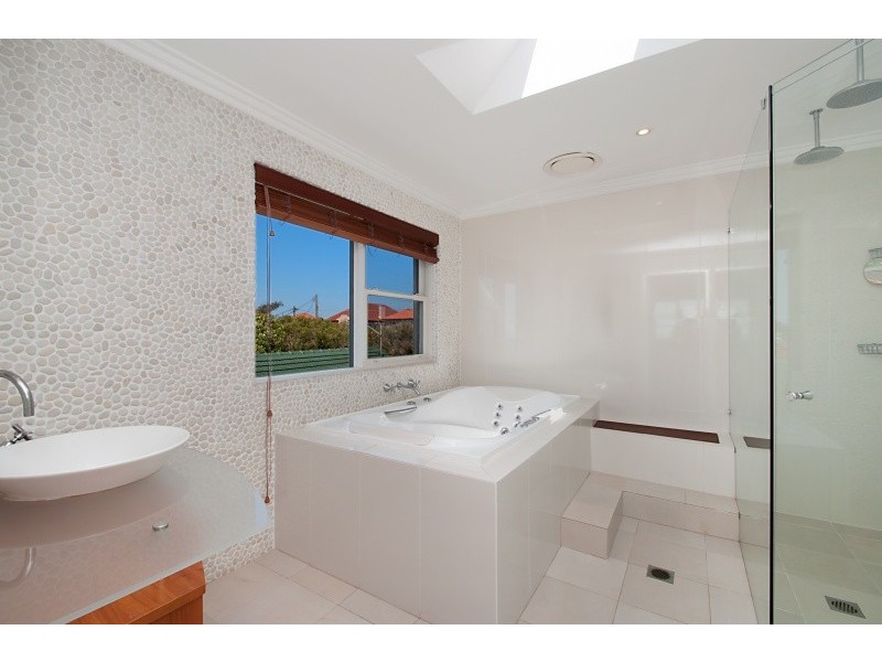 12 Seaview Avenue, Freshwater NSW 2096