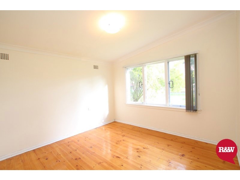 33 Lucena Avenue, Lethbridge Park NSW 2770
