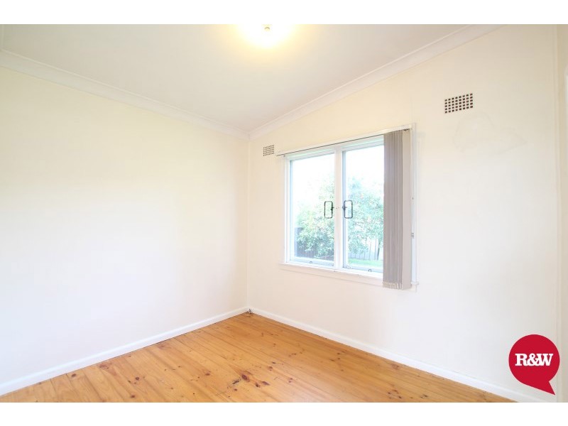 33 Lucena Avenue, Lethbridge Park NSW 2770