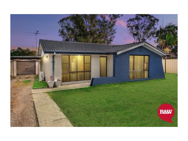 4 Macbeth Grove, St Clair NSW 2759