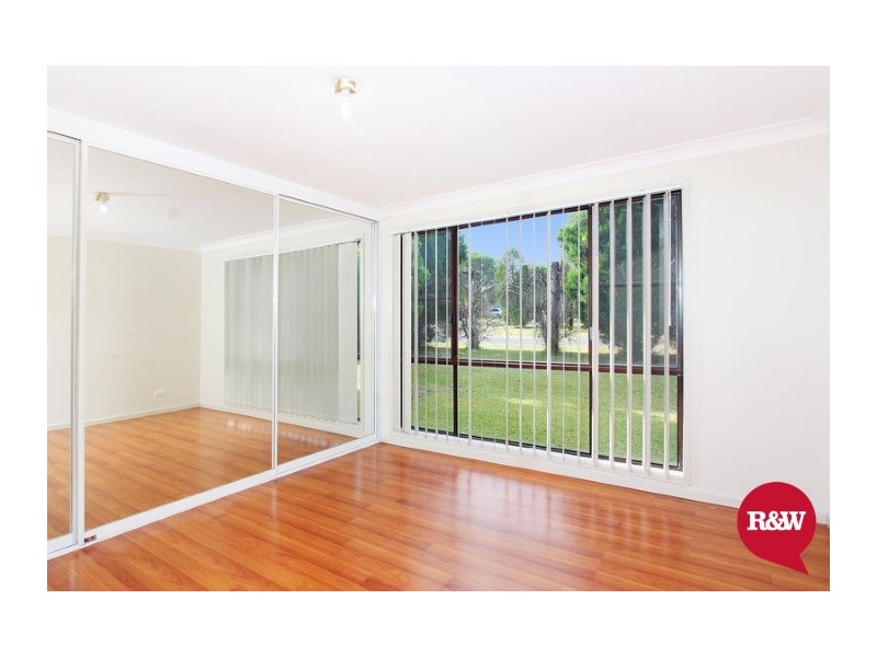 4 Macbeth Grove, St Clair NSW 2759