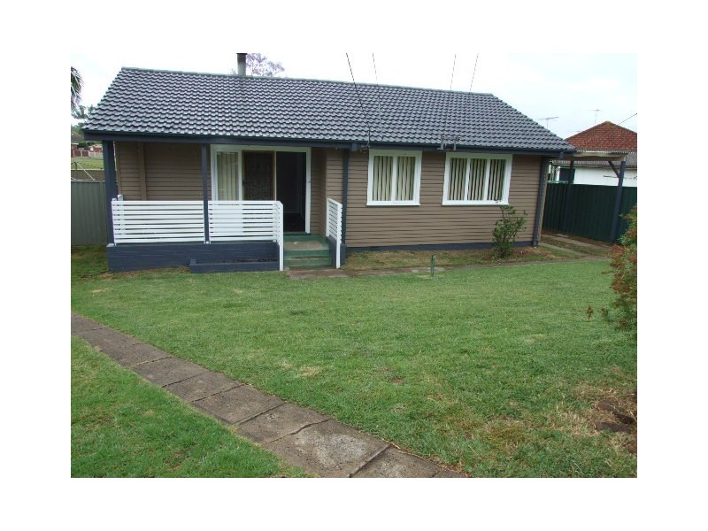 4 Natuna PLace, Lethbridge Park NSW 2770