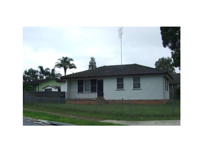 16 TASMAN AVENUE, Lethbridge Park NSW 2770