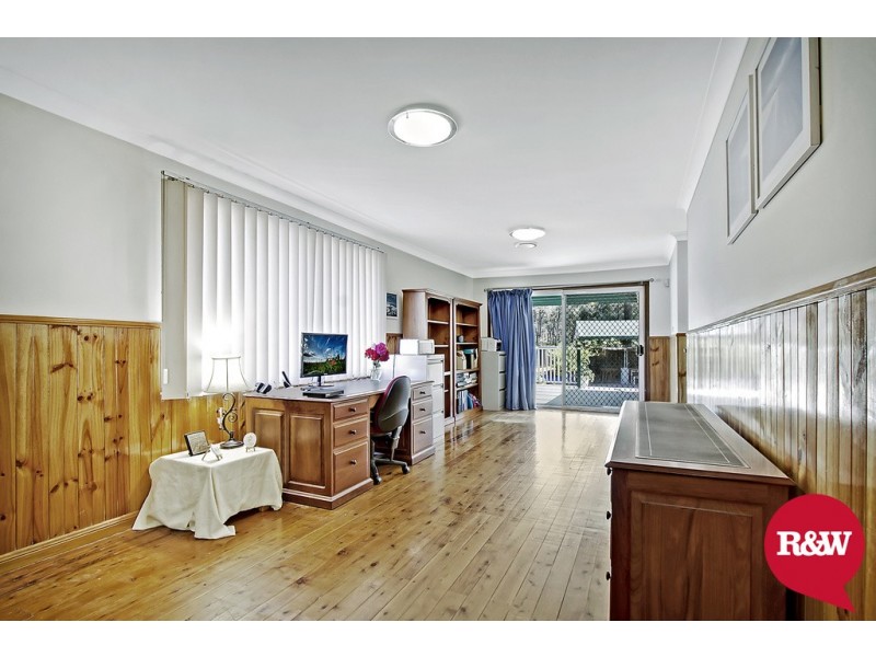 10 Lucena Crescent, Lethbridge Park NSW 2770