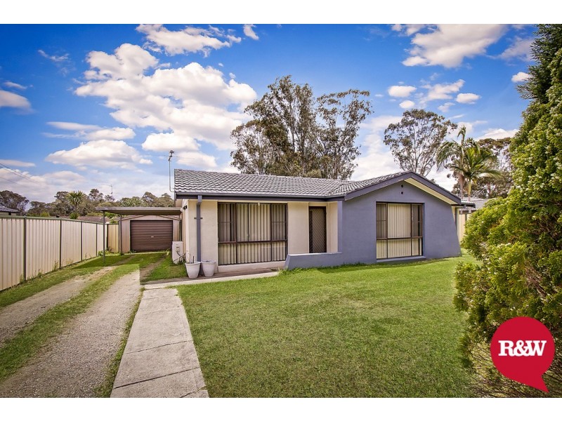 4 Macbeth Grove, St Clair NSW 2759