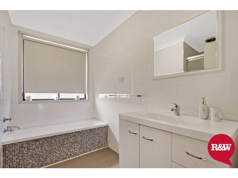 4 Macbeth Grove, St Clair NSW 2759