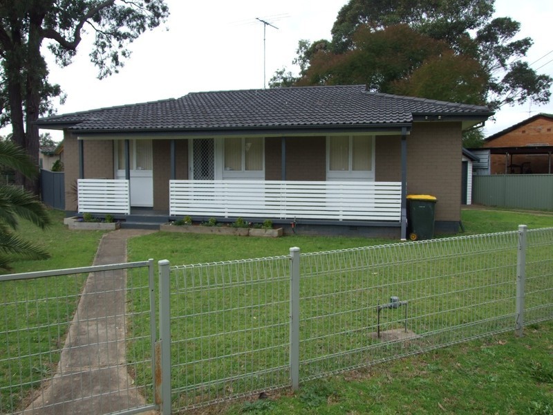 1 SANDAKAN AVE, Lethbridge Park NSW 2770