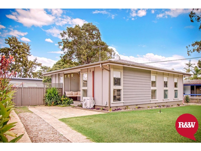 8 Tangaloa Crescent, Lethbridge Park NSW 2770