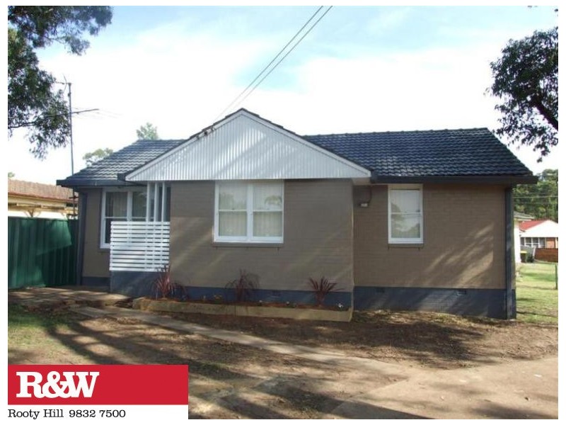 8 WAITAKI CRESCENT, Lethbridge Park NSW 2770