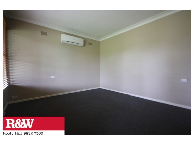 6 TARANAKI AVENUE, Lethbridge Park NSW 2770