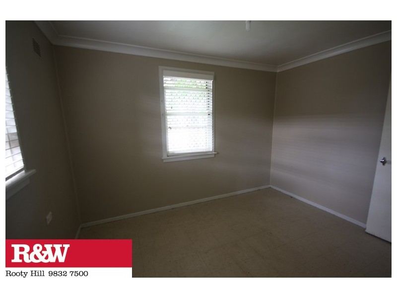 6 TARANAKI AVENUE, Lethbridge Park NSW 2770