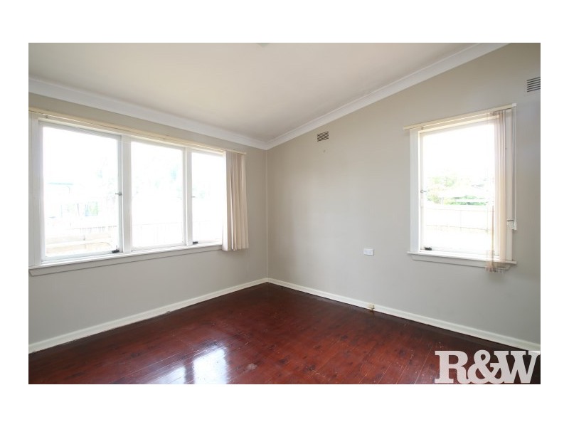 12 Rotorua Street, Lethbridge Park NSW 2770