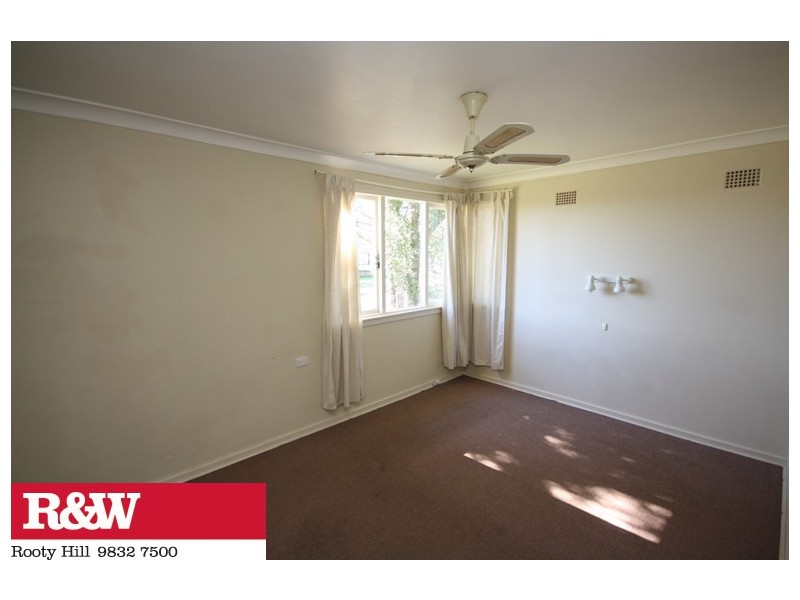 42 MANGARIVA AVENUE, Lethbridge Park NSW 2770