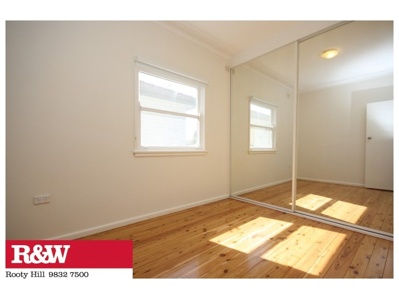 32 WOODVIEW ROAD, Oxley Park NSW 2760