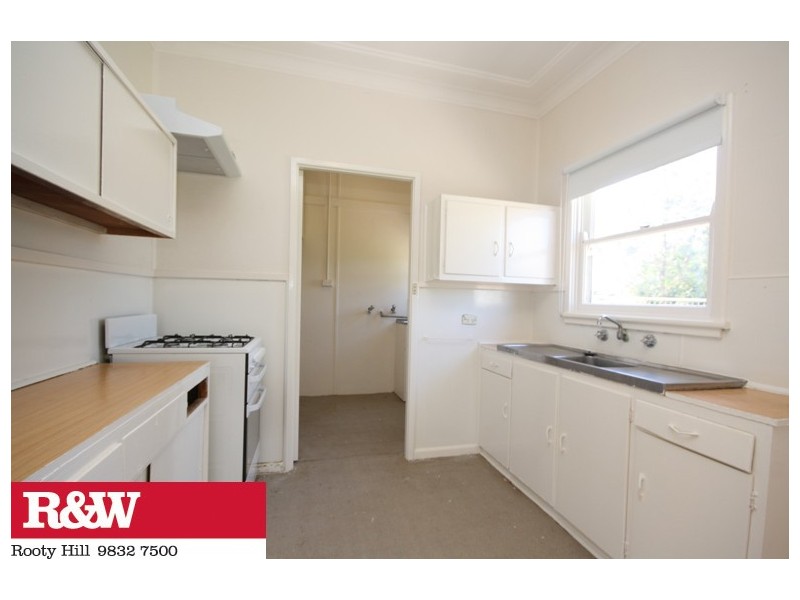 32 WOODVIEW ROAD, Oxley Park NSW 2760