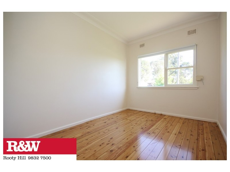 32 WOODVIEW ROAD, Oxley Park NSW 2760