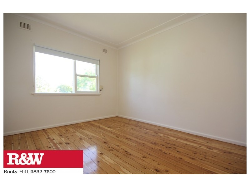 32 WOODVIEW ROAD, Oxley Park NSW 2760
