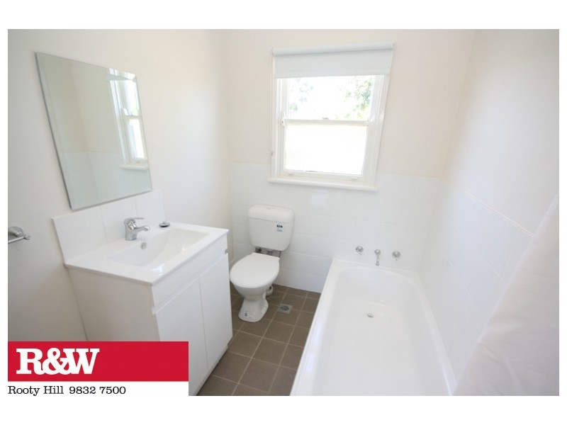 32 WOODVIEW ROAD, Oxley Park NSW 2760