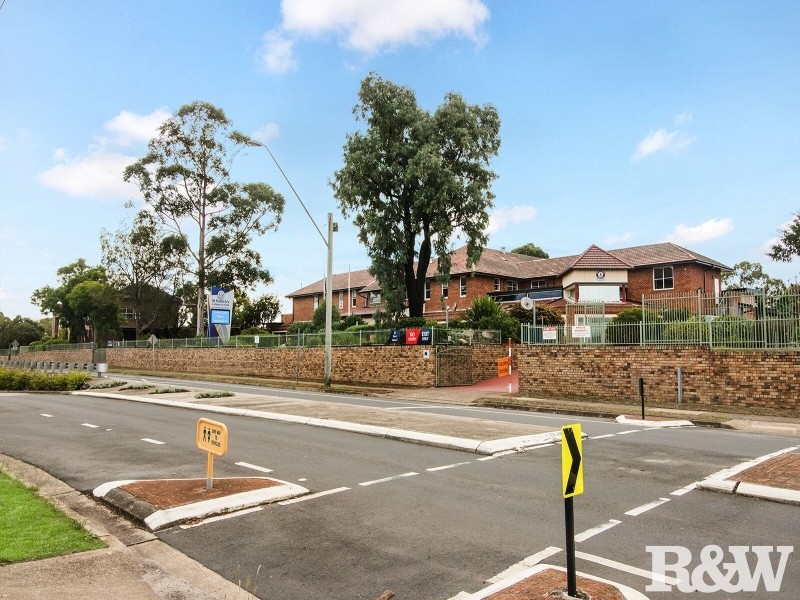 1/13 St Johns Road, Campbelltown NSW 2560
