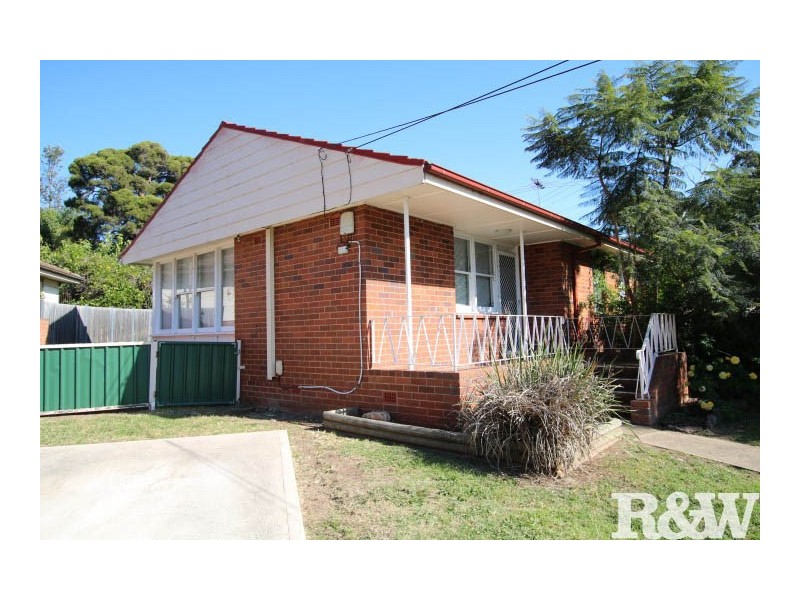 2 Waitaki Crescent, Lethbridge Park NSW 2770