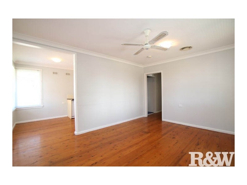 2 Waitaki Crescent, Lethbridge Park NSW 2770