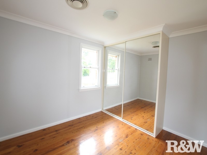 2 Waitaki Crescent, Lethbridge Park NSW 2770