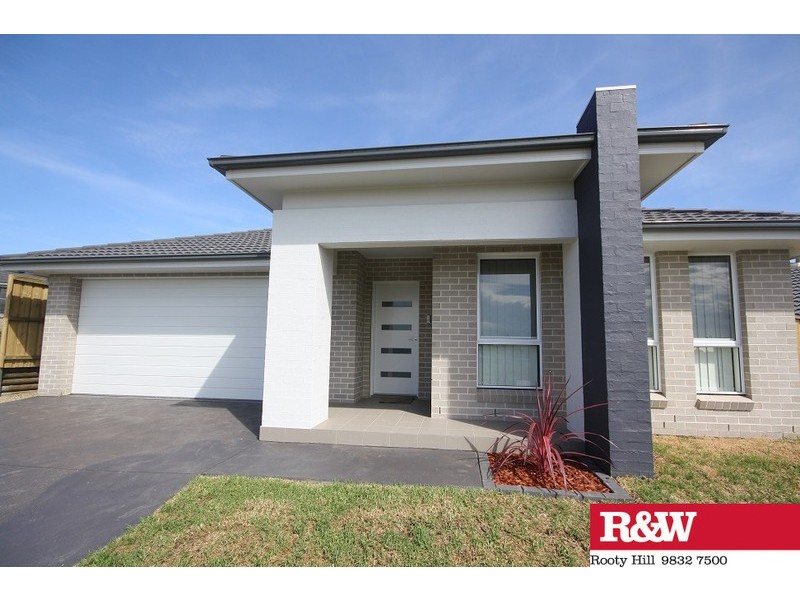 8 Dalrymple Street, Minto NSW 2566