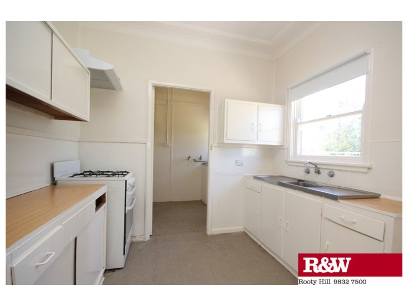 32 Woodview Road, Oxley Park NSW 2760