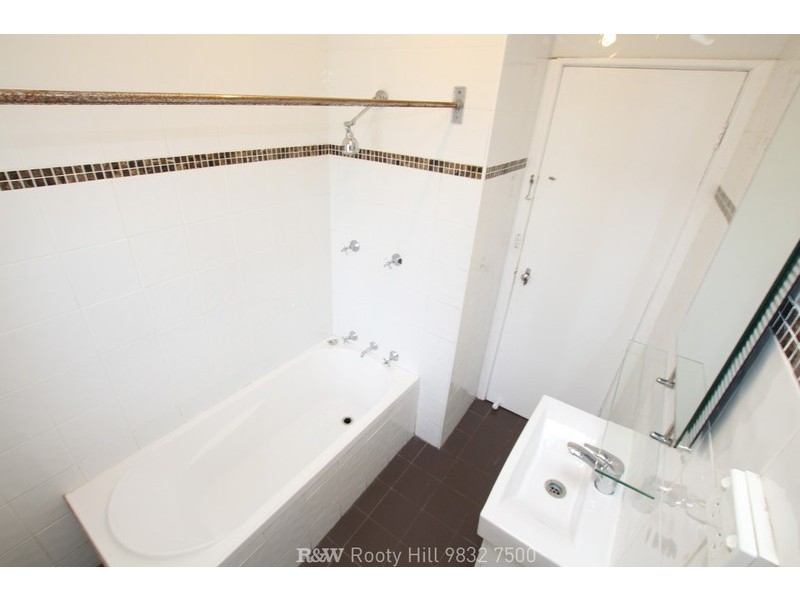 1 Mendana Street, Lethbridge Park NSW 2770