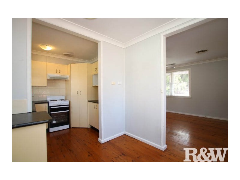 2 Waitaki Crescent, Lethbridge Park NSW 2770