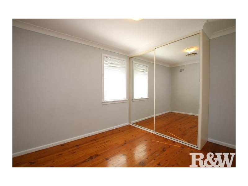 2 Waitaki Crescent, Lethbridge Park NSW 2770