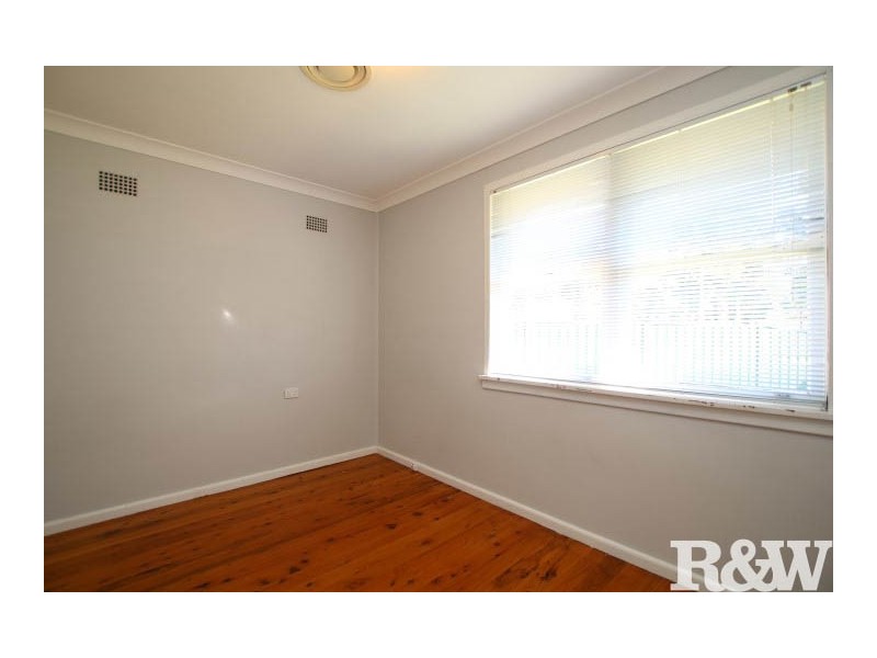 2 Waitaki Crescent, Lethbridge Park NSW 2770