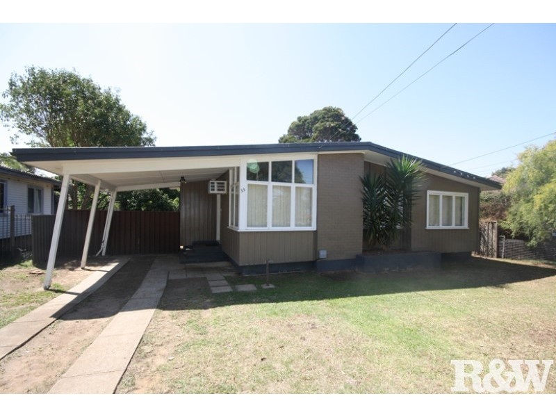 33 Lucena Avenue, Lethbridge Park NSW 2770