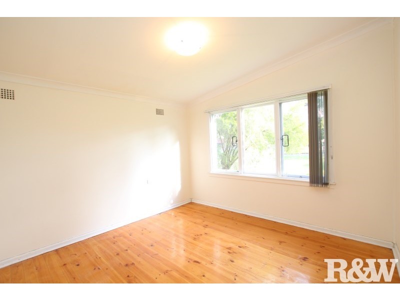 33 Lucena Avenue, Lethbridge Park NSW 2770