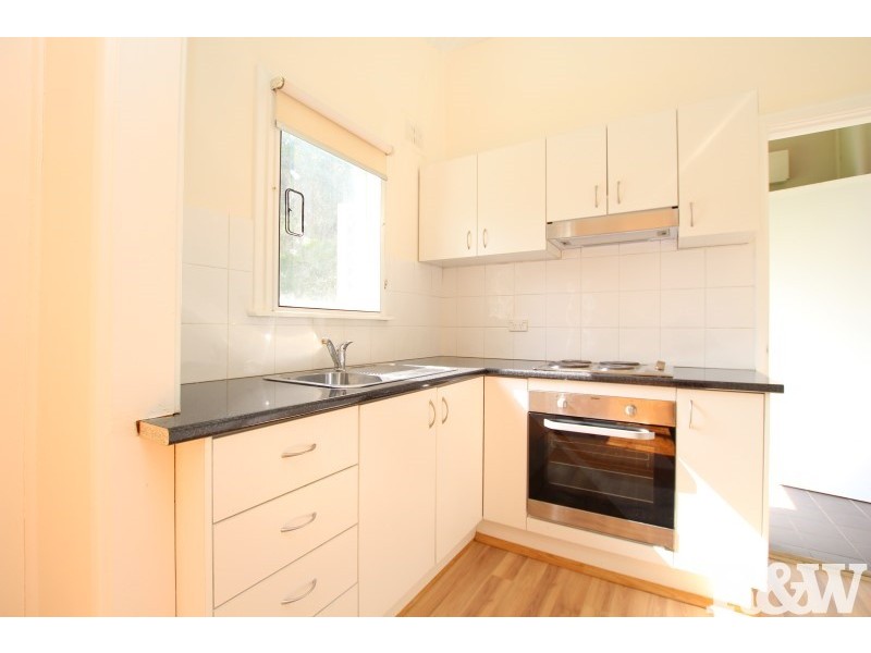 33 Lucena Avenue, Lethbridge Park NSW 2770