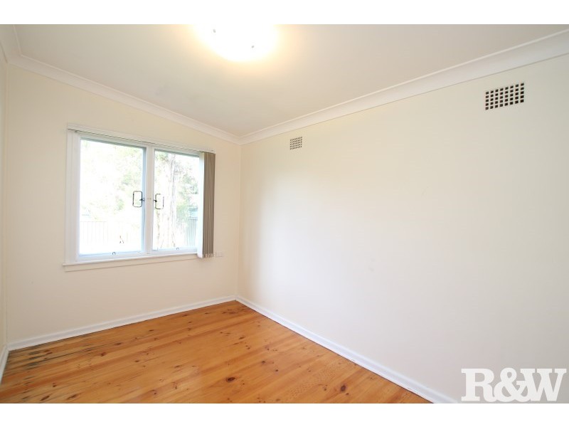 33 Lucena Avenue, Lethbridge Park NSW 2770