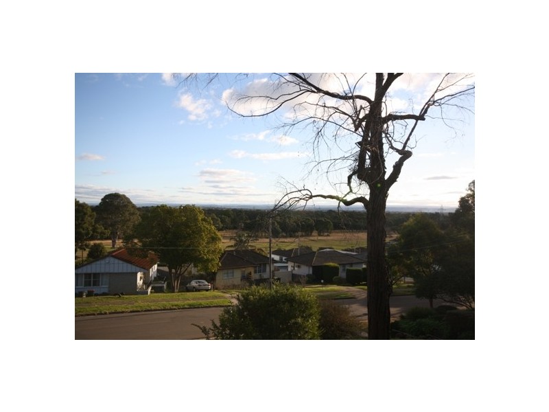 27 NELLA DAN AVENUE, Tregear NSW 2770