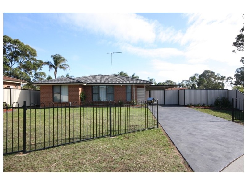 6 LAURA PLACE, St Clair NSW 2759