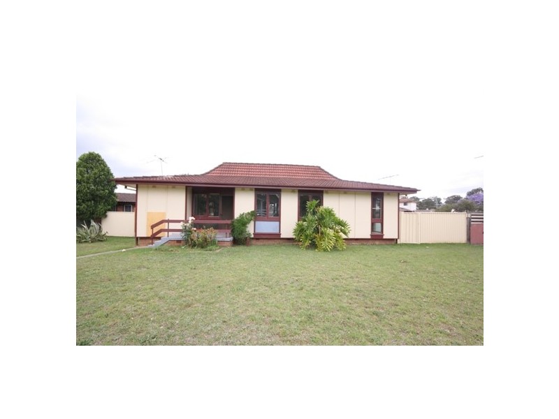 11 BATAVIA PLACE, Willmot NSW 2770