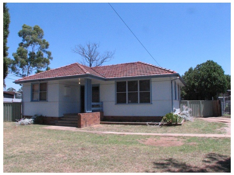 15 PALAU CRESCENT, Lethbridge Park NSW 2770