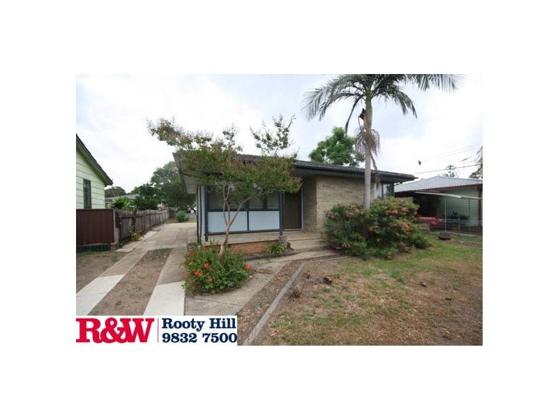 24 TARANAKI AVENUE, Lethbridge Park NSW 2770
