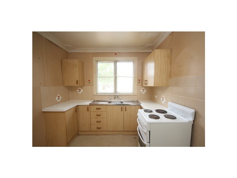 24 TARANAKI AVENUE, Lethbridge Park NSW 2770